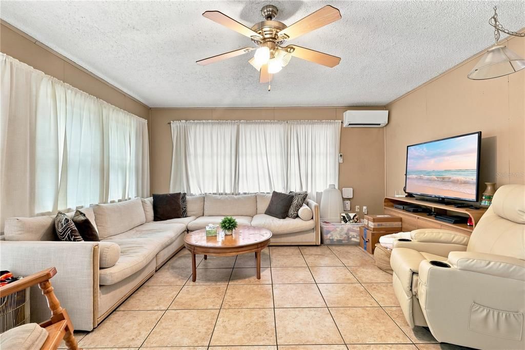 Activo con contrato: $260,000 (4 camas, 1 baños, 1692 Pies cuadrados)