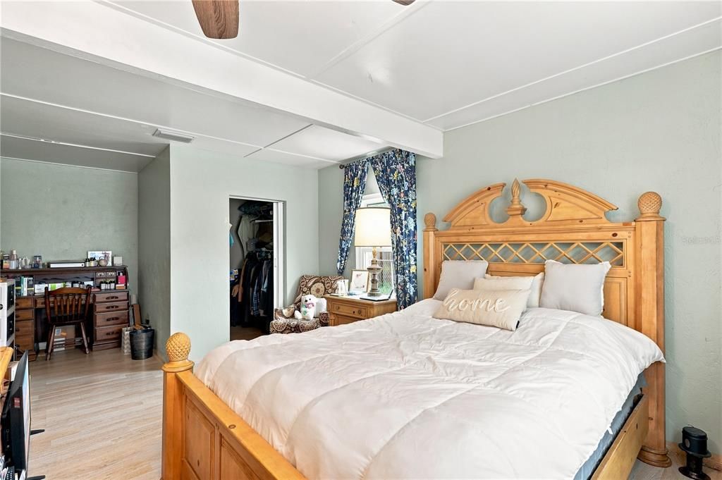 Activo con contrato: $260,000 (4 camas, 1 baños, 1692 Pies cuadrados)