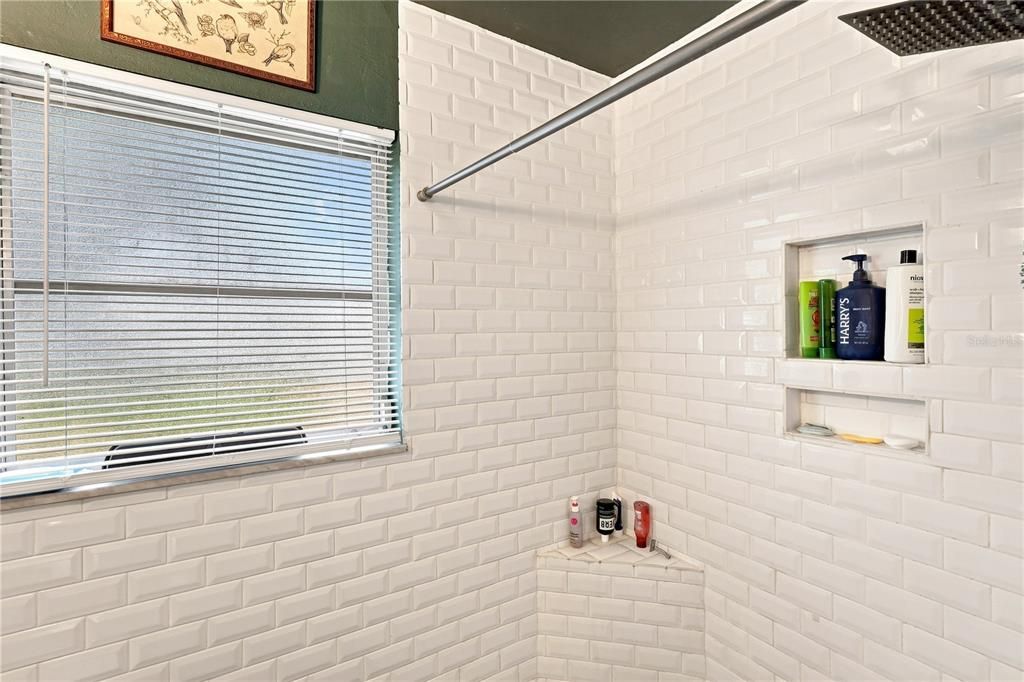 Activo con contrato: $260,000 (4 camas, 1 baños, 1692 Pies cuadrados)