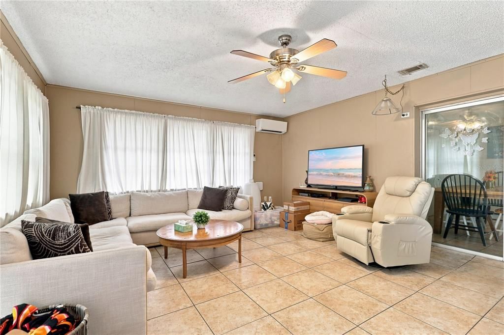 Activo con contrato: $260,000 (4 camas, 1 baños, 1692 Pies cuadrados)