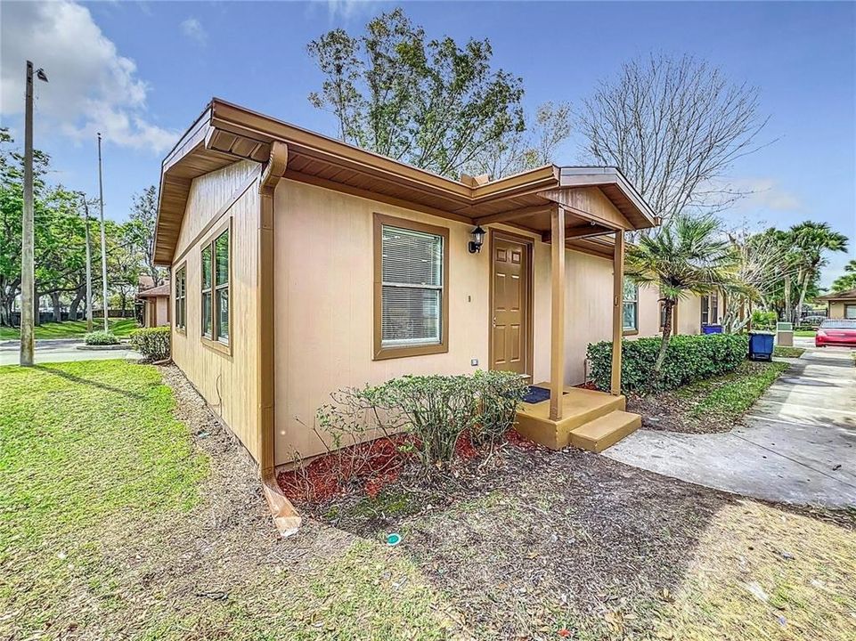 For Sale: $239,000 (2 beds, 2 baths, 840 Square Feet)