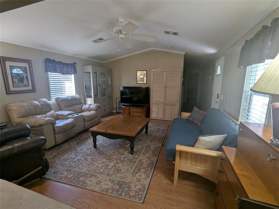 For Sale: $189,900 (3 beds, 2 baths, 1216 Square Feet)