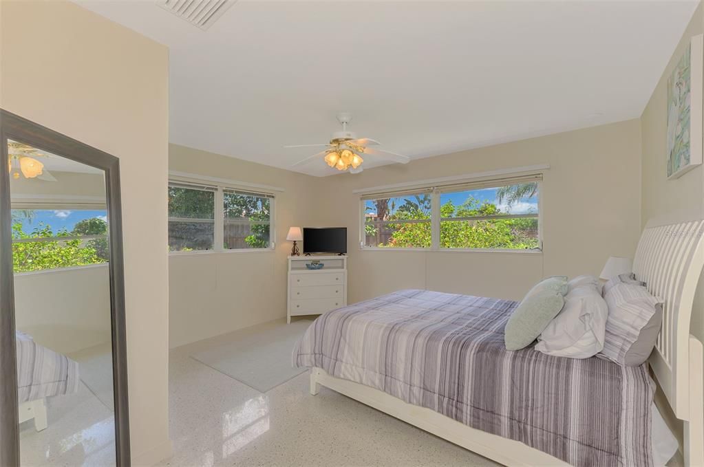 For Sale: $499,900 (2 beds, 2 baths, 2112 Square Feet)