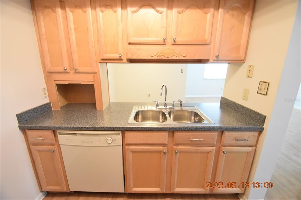 For Rent: $1,650 (2 beds, 1 baths, 852 Square Feet)