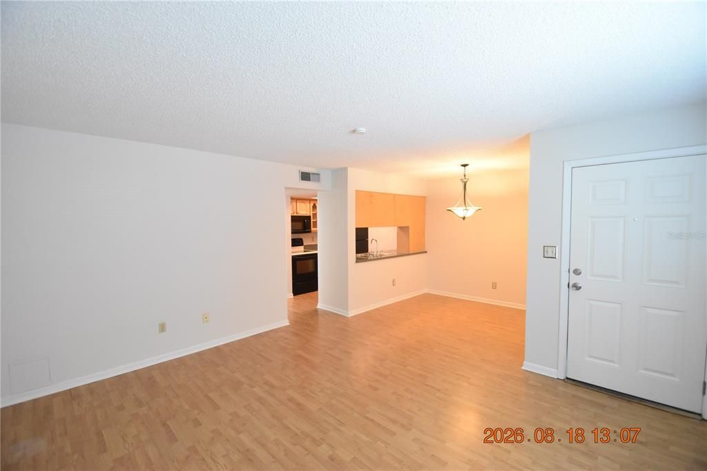 For Rent: $1,650 (2 beds, 1 baths, 852 Square Feet)