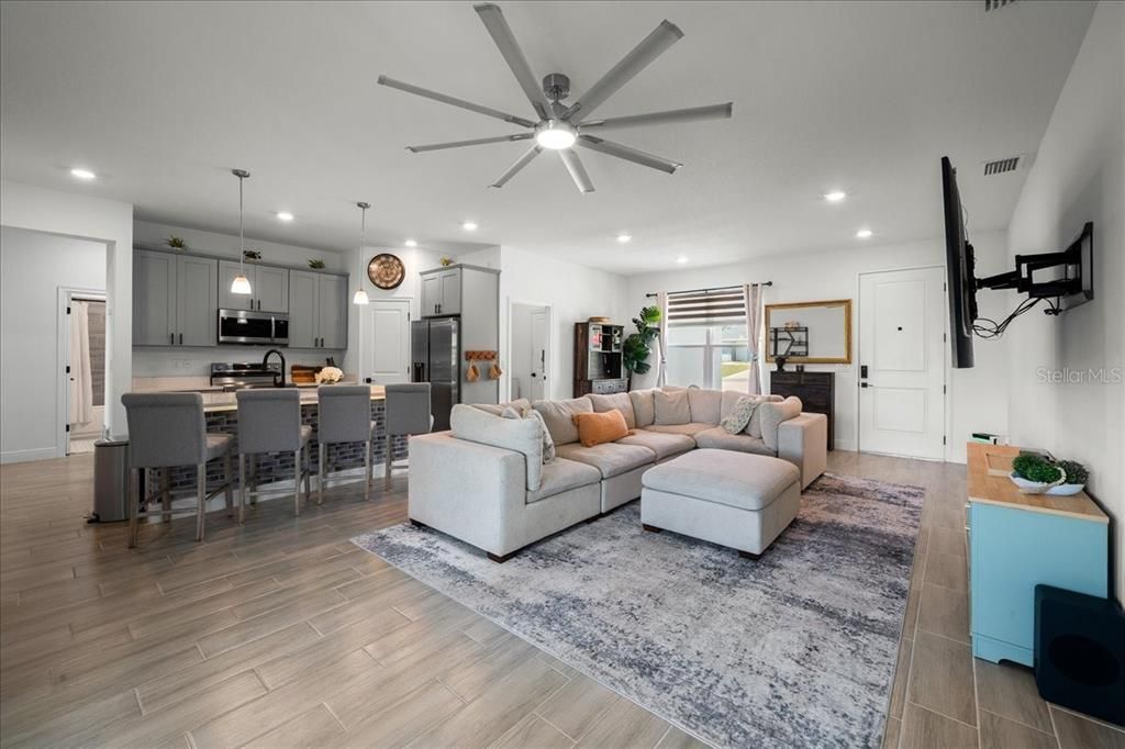 For Sale: $320,000 (4 beds, 2 baths, 1670 Square Feet)