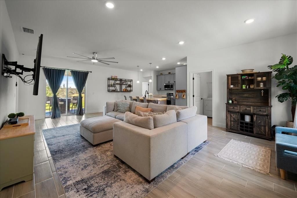 For Sale: $320,000 (4 beds, 2 baths, 1670 Square Feet)
