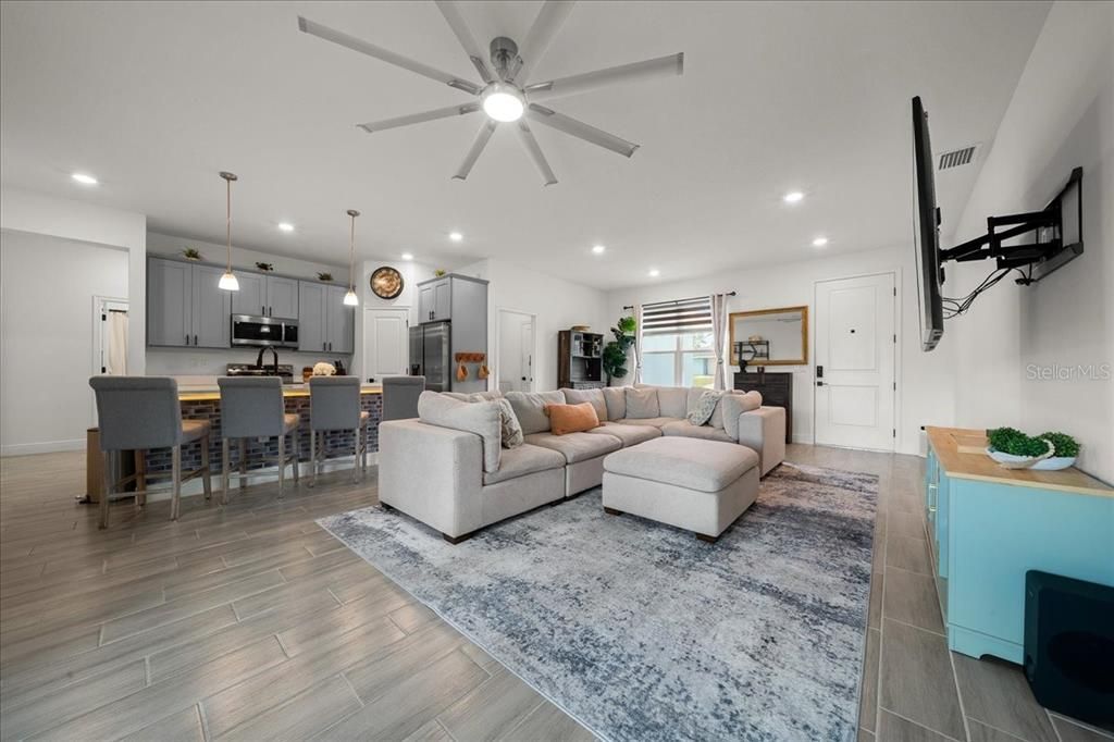 For Sale: $320,000 (4 beds, 2 baths, 1670 Square Feet)