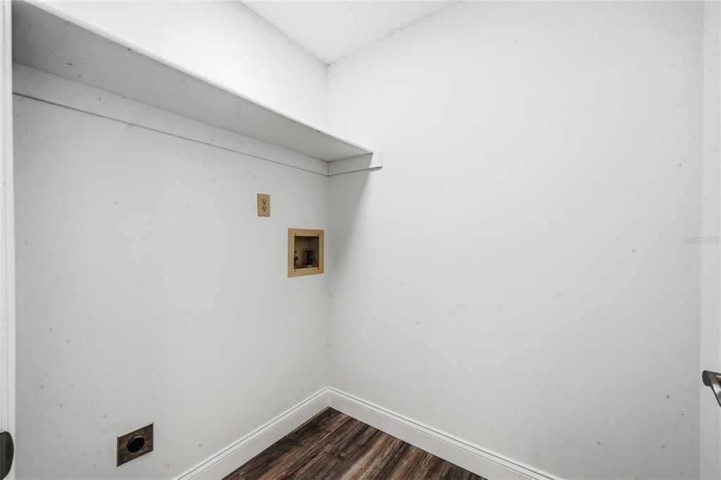 На продажу: $209,900 (2 спален, 2 ванн, 1049 Квадратных фут)