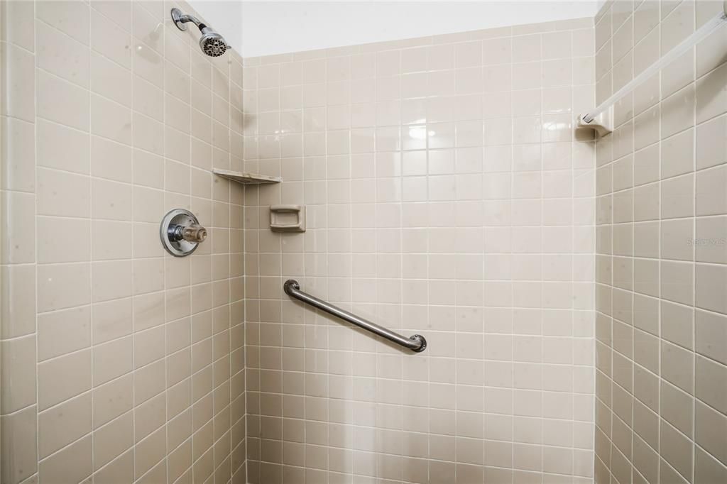 На продажу: $209,900 (2 спален, 2 ванн, 1049 Квадратных фут)