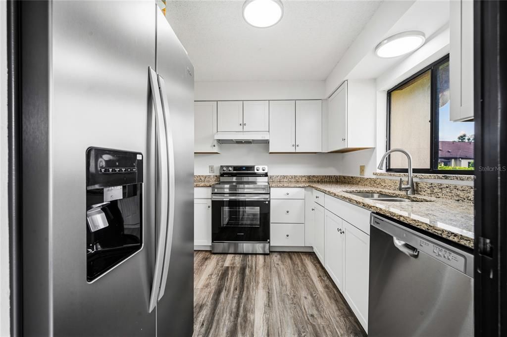 На продажу: $209,900 (2 спален, 2 ванн, 1049 Квадратных фут)