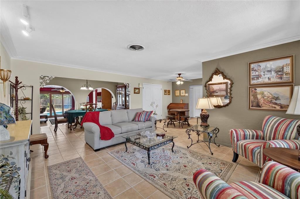 En Venta: $675,000 (3 camas, 2 baños, 1937 Pies cuadrados)