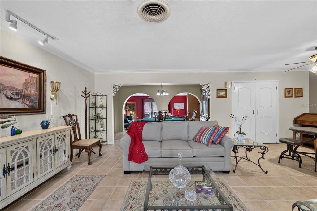 En Venta: $675,000 (3 camas, 2 baños, 1937 Pies cuadrados)
