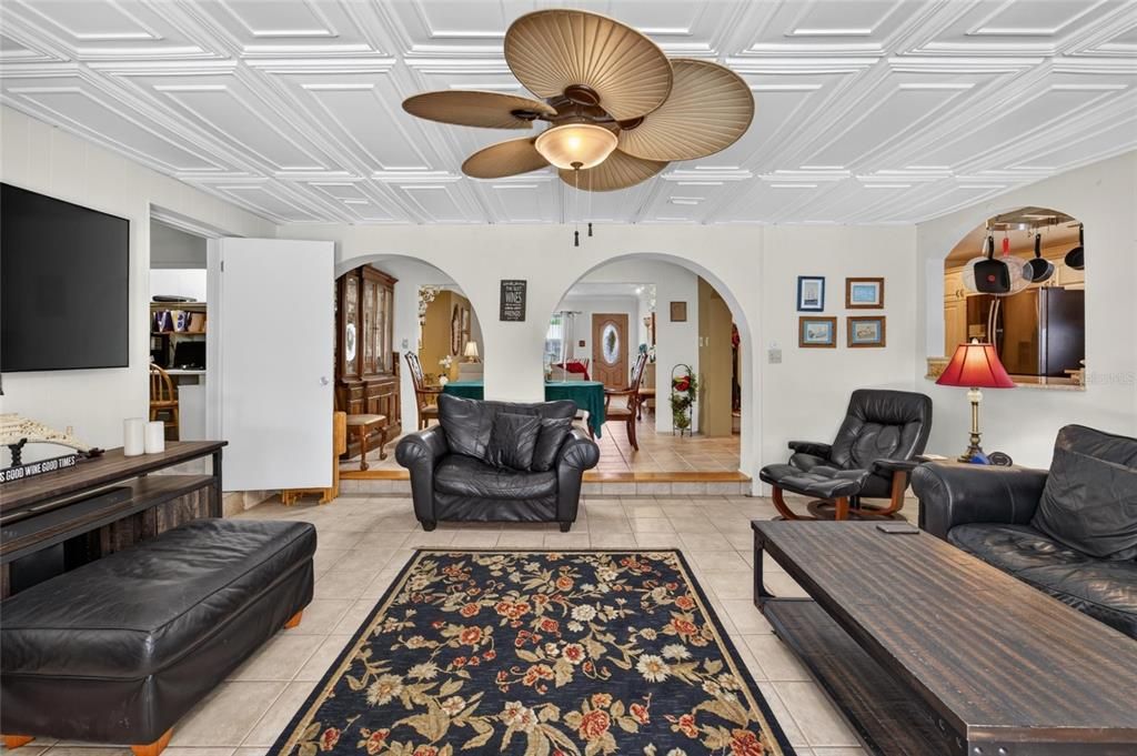 En Venta: $675,000 (3 camas, 2 baños, 1937 Pies cuadrados)