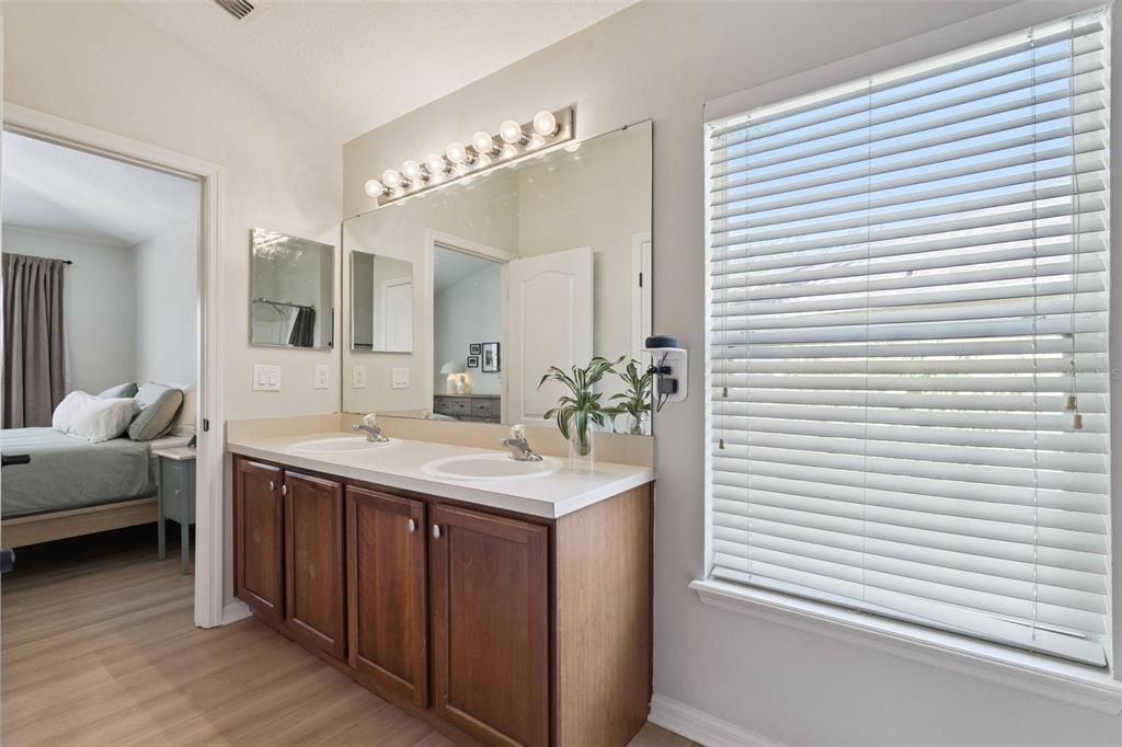 For Sale: $255,000 (2 beds, 2 baths, 1214 Square Feet)