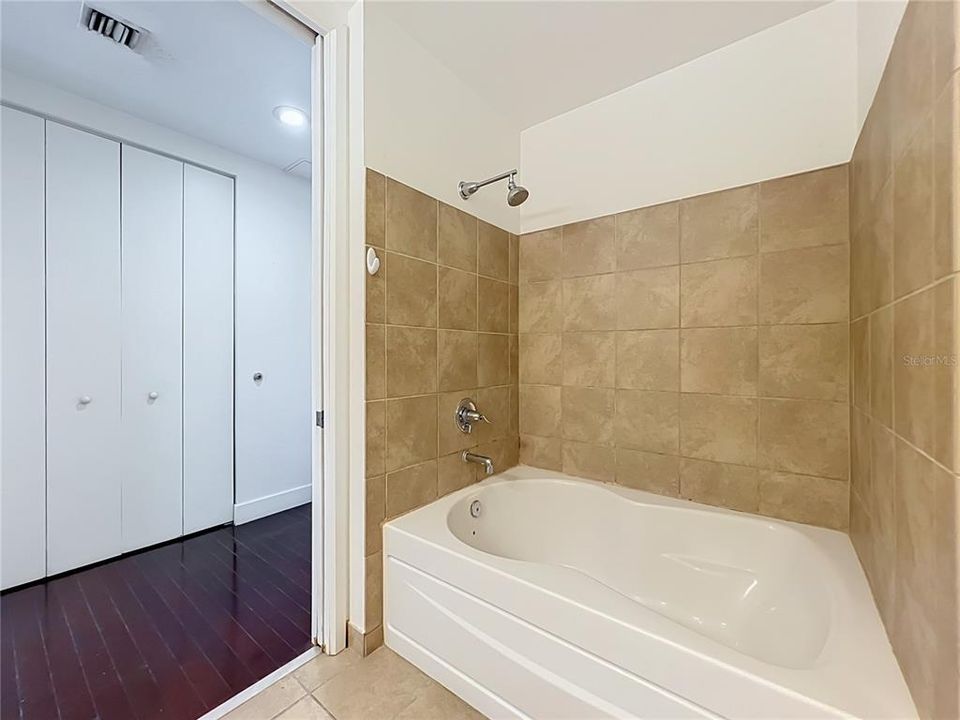 For Sale: $230,000 (1 beds, 1 baths, 520 Square Feet)