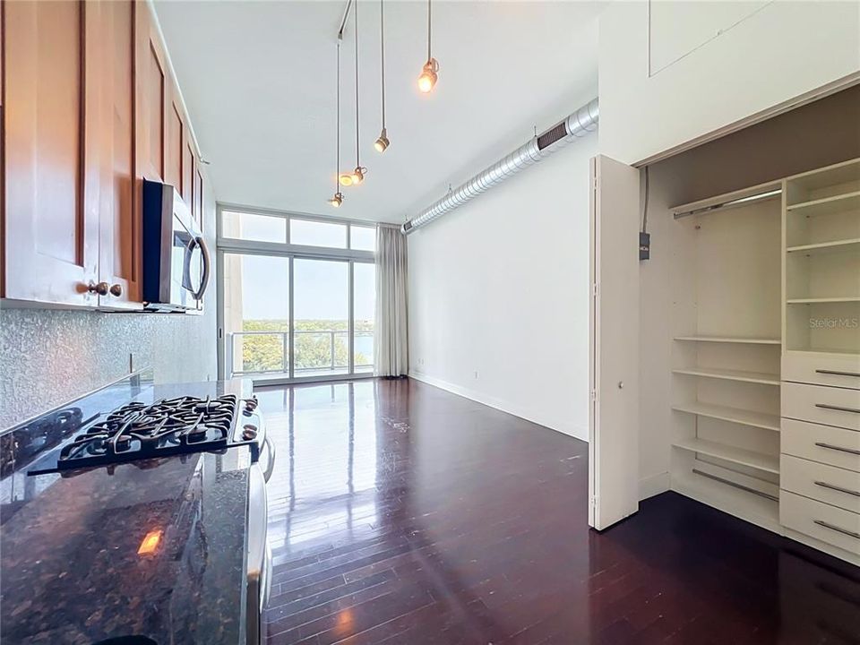 For Sale: $230,000 (1 beds, 1 baths, 520 Square Feet)