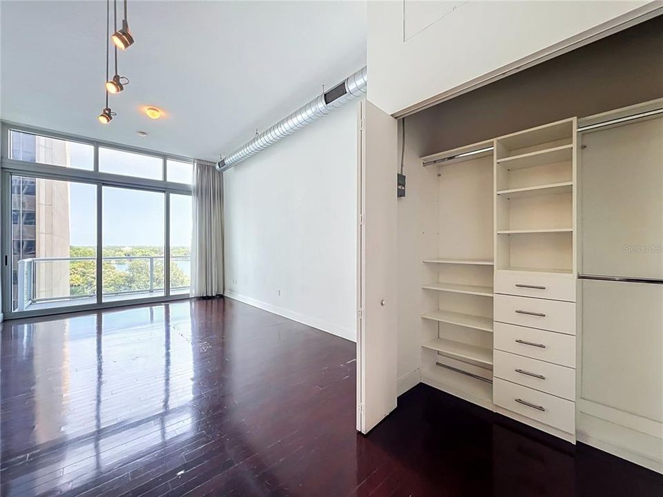 For Sale: $230,000 (1 beds, 1 baths, 520 Square Feet)