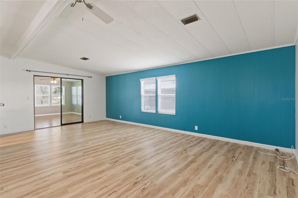 For Sale: $214,900 (2 beds, 2 baths, 1364 Square Feet)