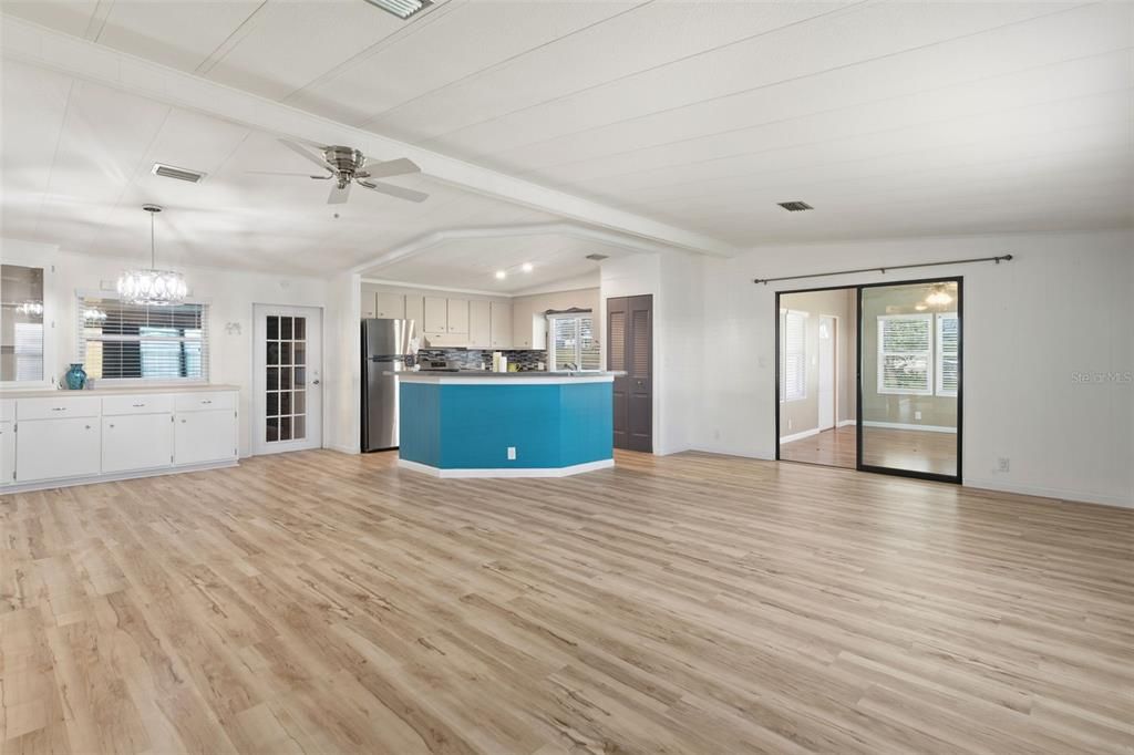 For Sale: $214,900 (2 beds, 2 baths, 1364 Square Feet)
