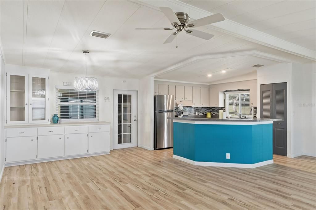 For Sale: $214,900 (2 beds, 2 baths, 1364 Square Feet)