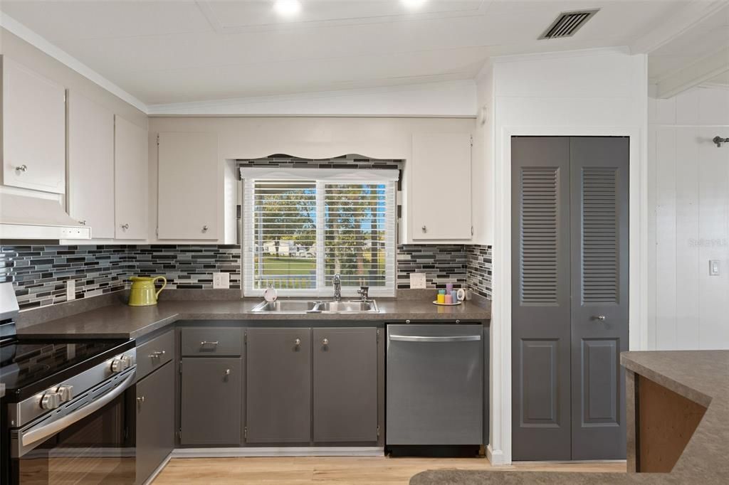 For Sale: $214,900 (2 beds, 2 baths, 1364 Square Feet)