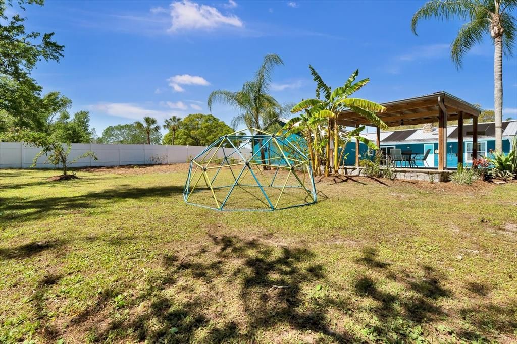 For Sale: $625,000 (5 beds, 2 baths, 2156 Square Feet)