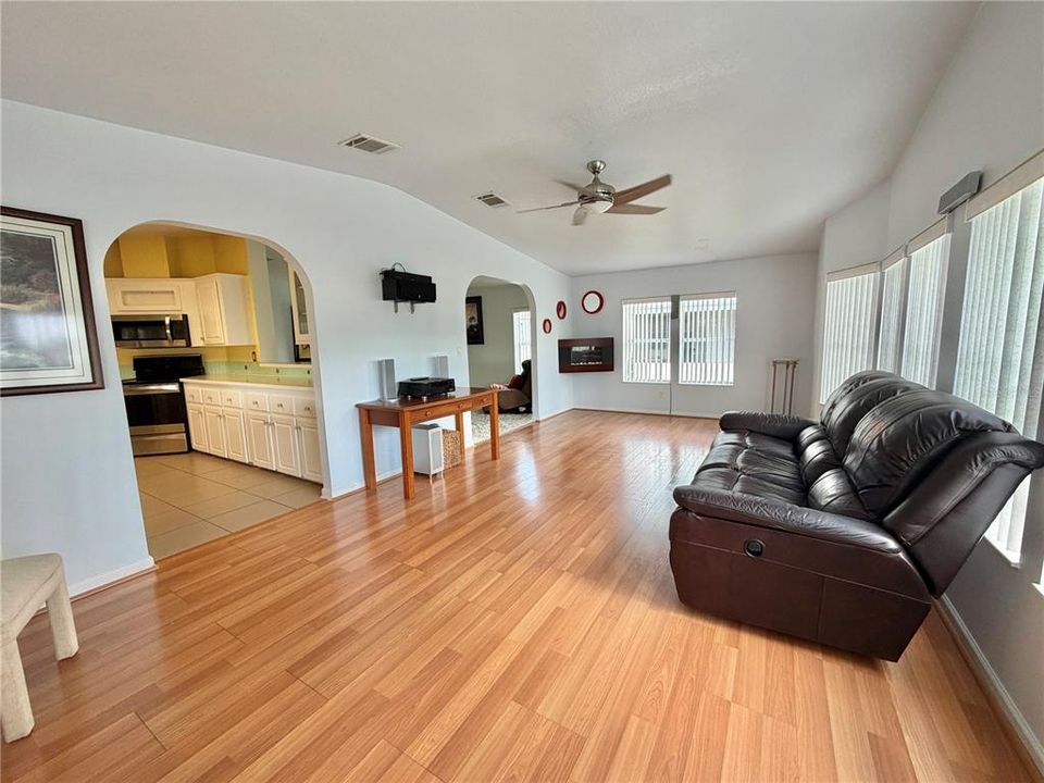 For Sale: $169,000 (2 beds, 2 baths, 1479 Square Feet)