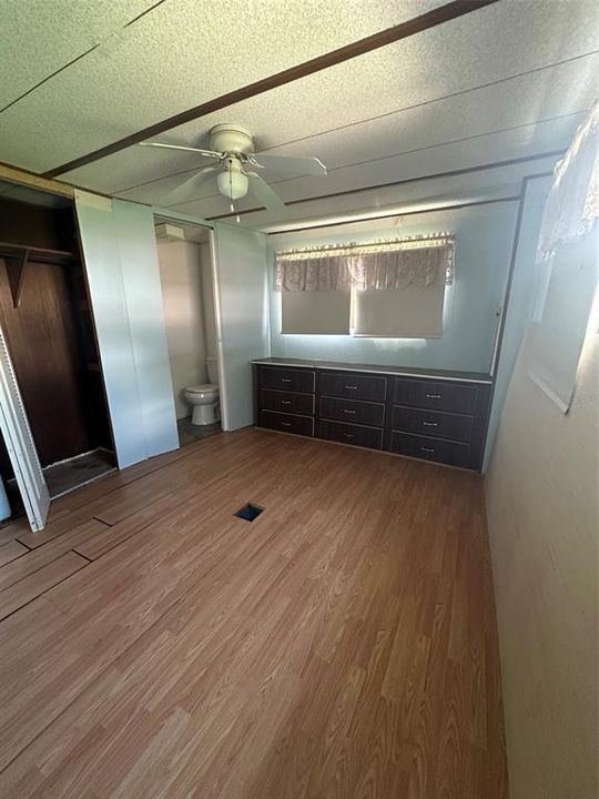 For Sale: $49,900 (2 beds, 1 baths, 672 Square Feet)
