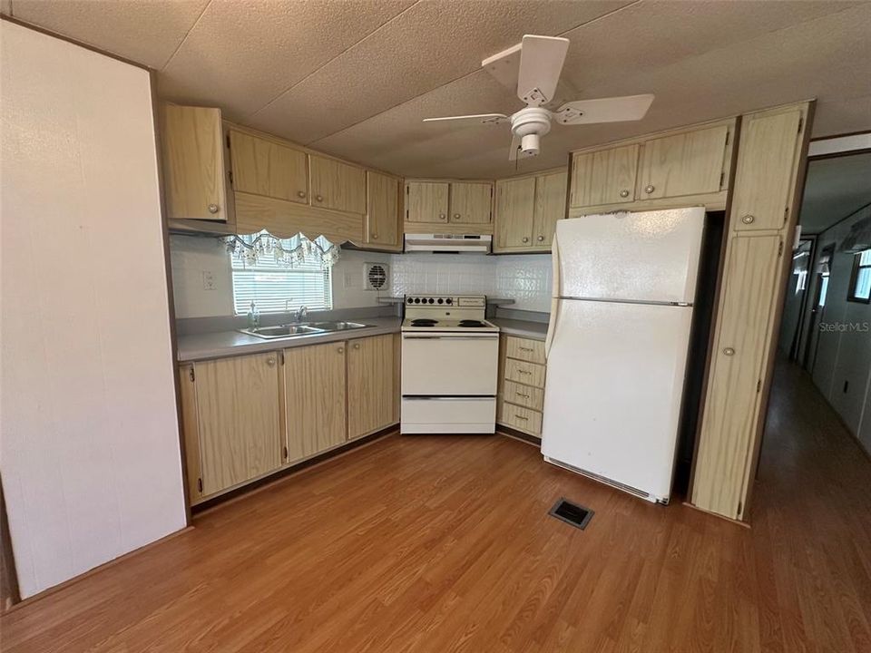 For Sale: $49,900 (2 beds, 1 baths, 672 Square Feet)