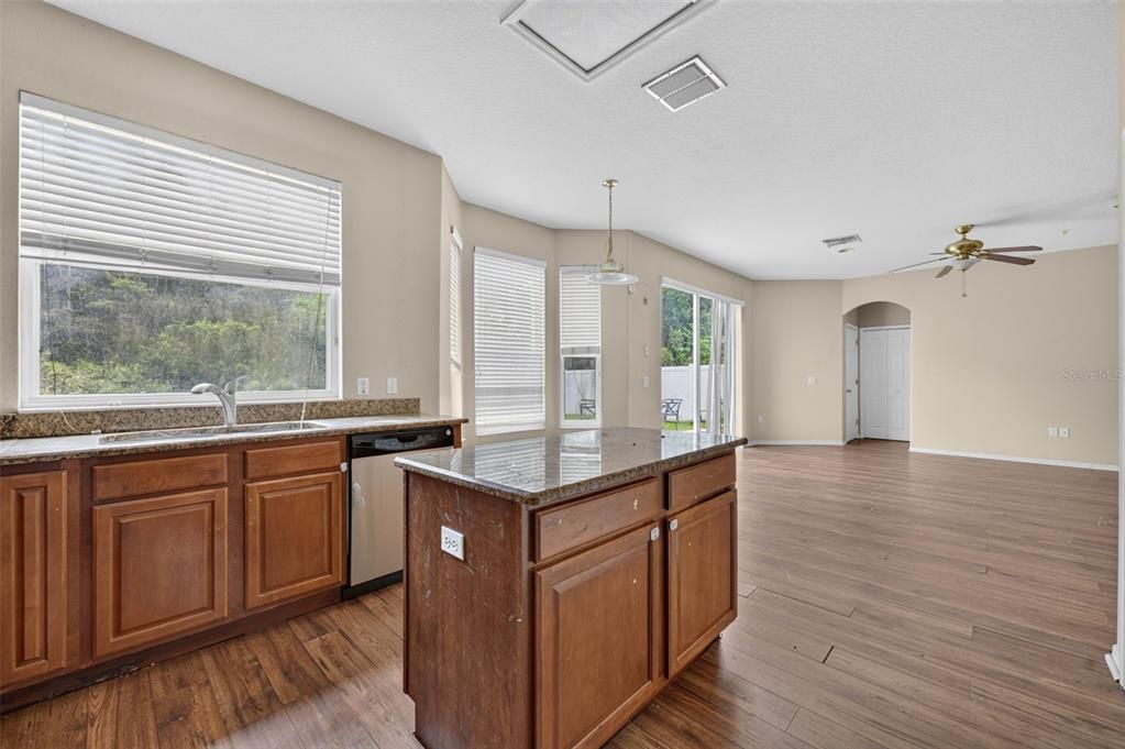 En Venta: $539,000 (4 camas, 2 baños, 2528 Pies cuadrados)