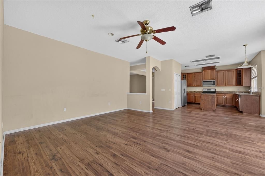 En Venta: $539,000 (4 camas, 2 baños, 2528 Pies cuadrados)