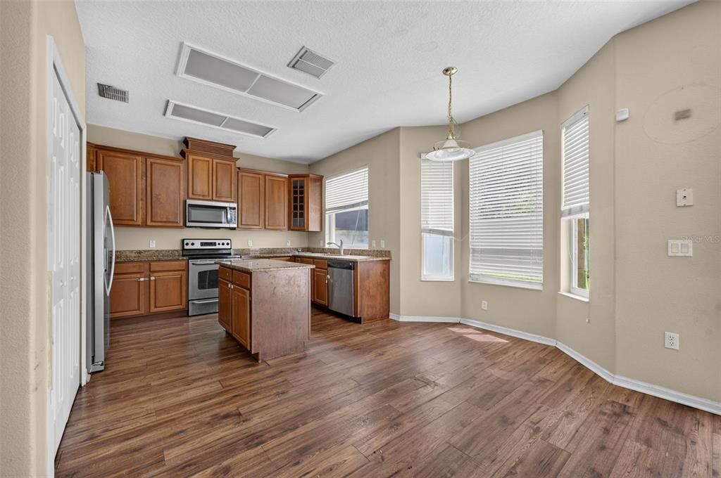 En Venta: $539,000 (4 camas, 2 baños, 2528 Pies cuadrados)