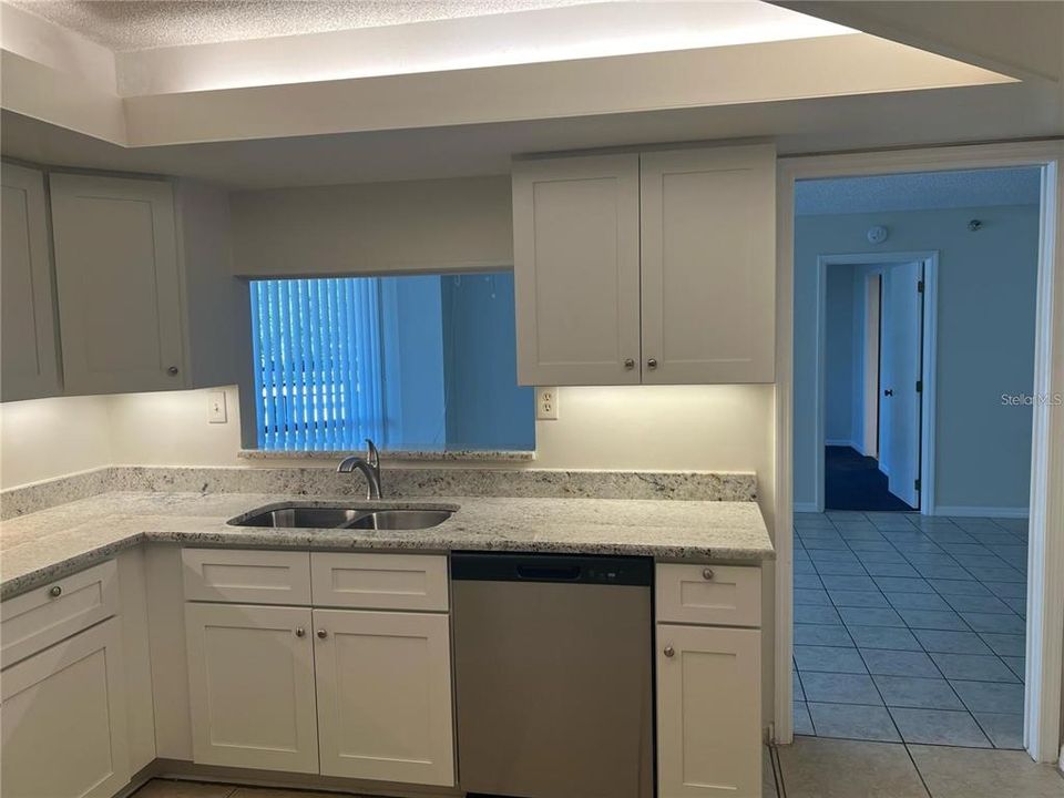 For Rent: $2,400 (1 beds, 1 baths, 950 Square Feet)