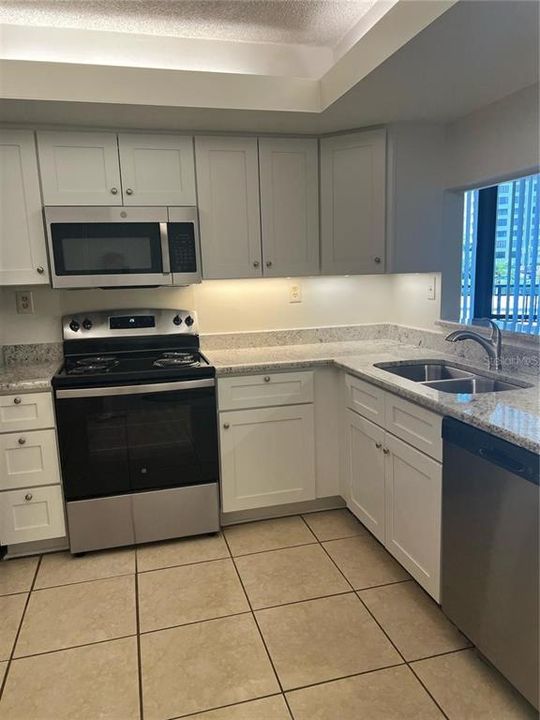For Rent: $2,400 (1 beds, 1 baths, 950 Square Feet)