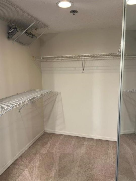 For Rent: $2,400 (1 beds, 1 baths, 950 Square Feet)