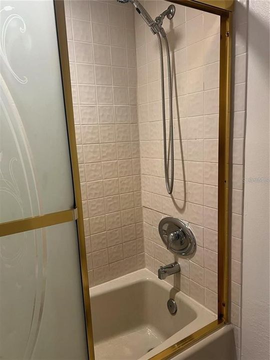 For Rent: $2,400 (1 beds, 1 baths, 950 Square Feet)
