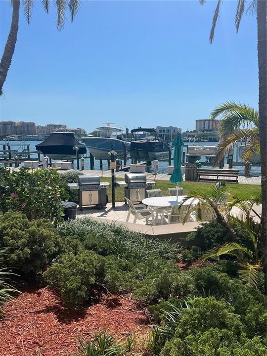 For Rent: $2,400 (1 beds, 1 baths, 950 Square Feet)