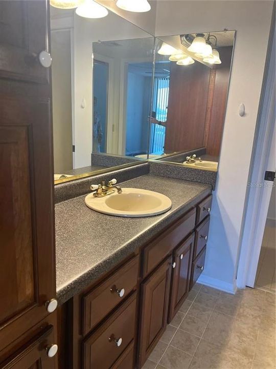 For Rent: $2,400 (1 beds, 1 baths, 950 Square Feet)