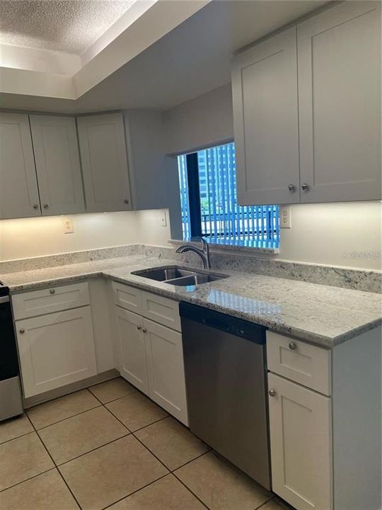 For Rent: $2,400 (1 beds, 1 baths, 950 Square Feet)