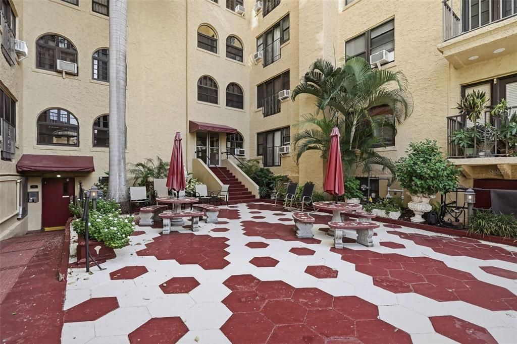 For Sale: $225,000 (1 beds, 1 baths, 418 Square Feet)