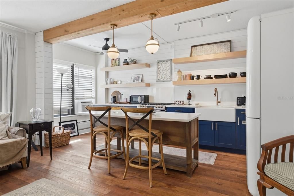 For Sale: $225,000 (1 beds, 1 baths, 418 Square Feet)