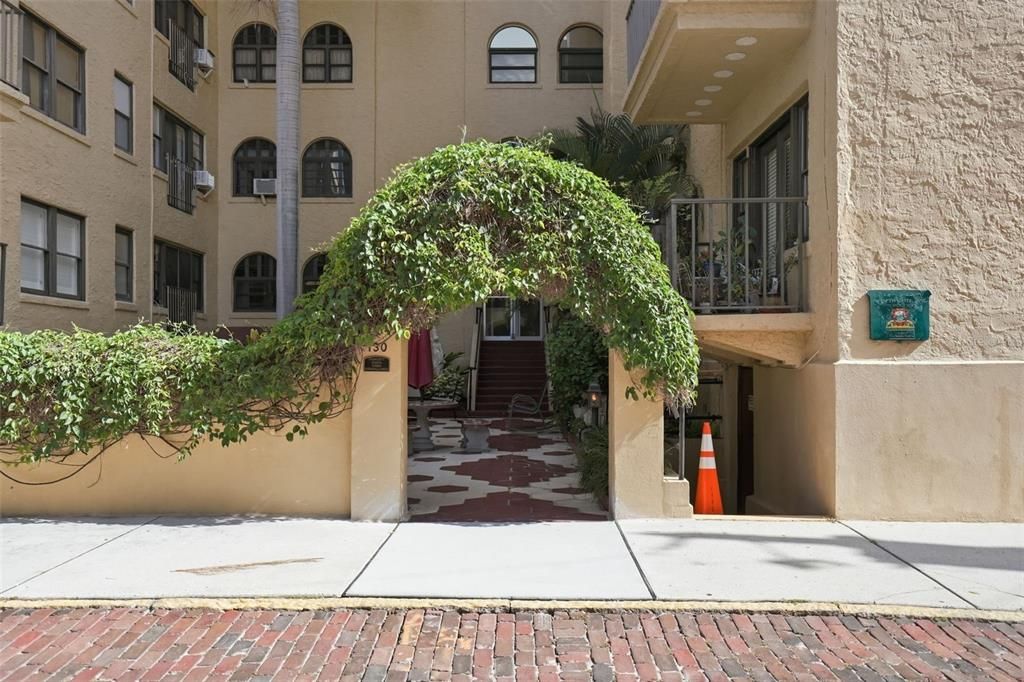 For Sale: $225,000 (1 beds, 1 baths, 418 Square Feet)