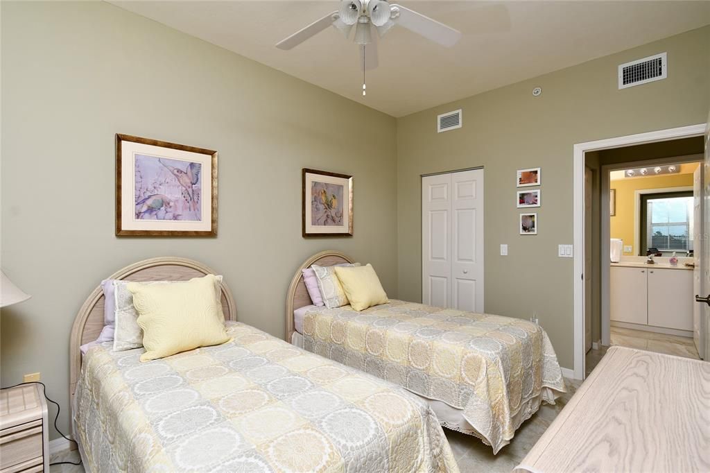 For Sale: $335,000 (2 beds, 2 baths, 1141 Square Feet)