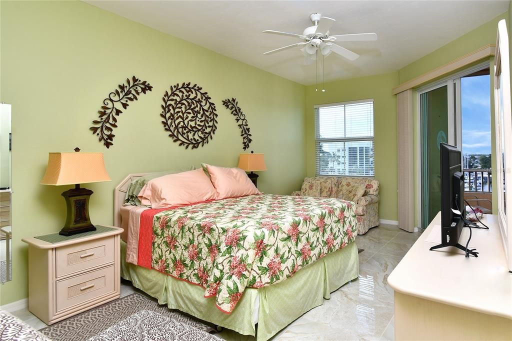 For Sale: $335,000 (2 beds, 2 baths, 1141 Square Feet)