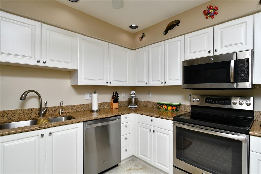 For Sale: $335,000 (2 beds, 2 baths, 1141 Square Feet)