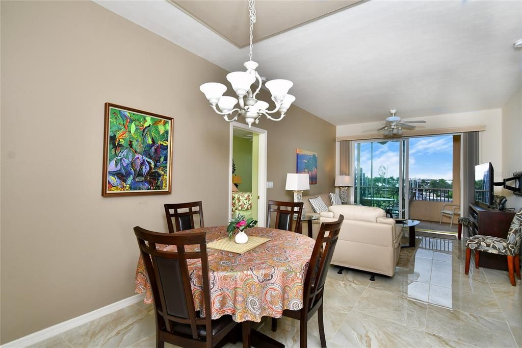 For Sale: $335,000 (2 beds, 2 baths, 1141 Square Feet)