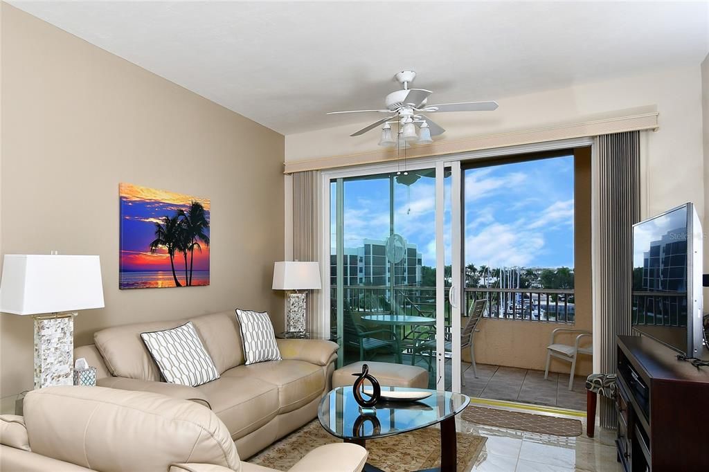 For Sale: $335,000 (2 beds, 2 baths, 1141 Square Feet)