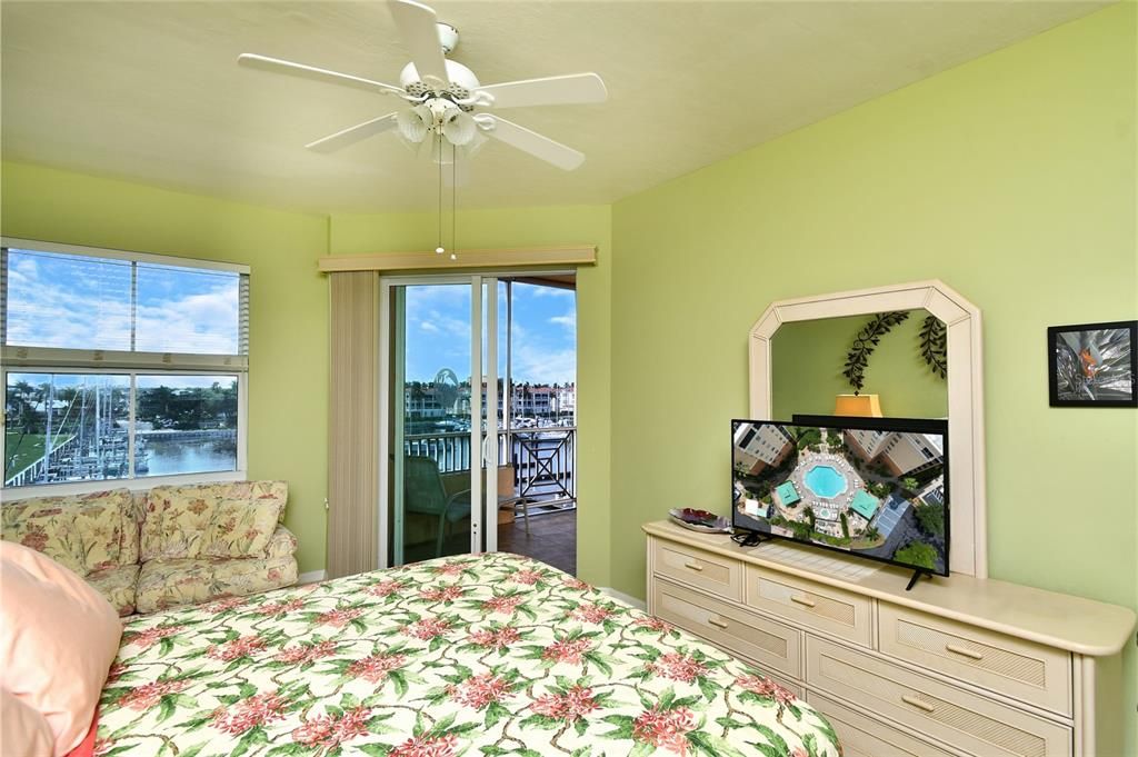 For Sale: $335,000 (2 beds, 2 baths, 1141 Square Feet)