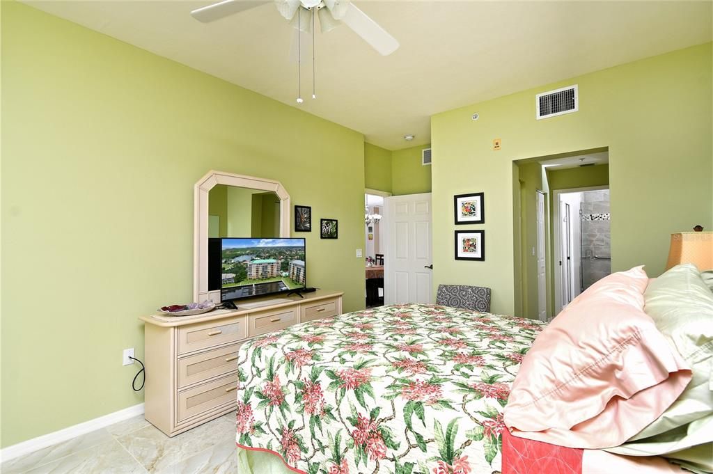 For Sale: $335,000 (2 beds, 2 baths, 1141 Square Feet)